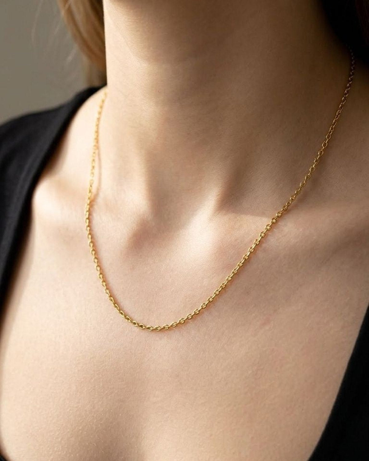 Close-up of the 'Clean Gold Moment' stainless steel chain necklace highlighting its fine links and gold-tone finish.