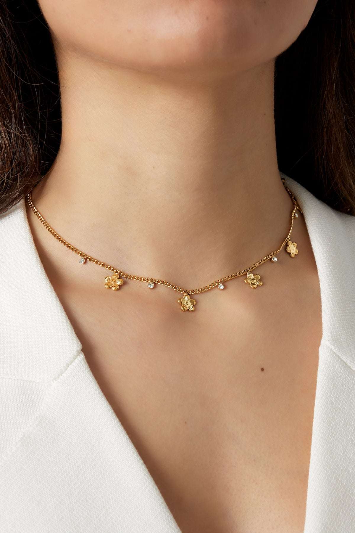 gleaming flower necklace