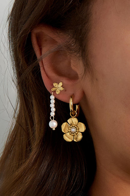 earring with cute flower pendant