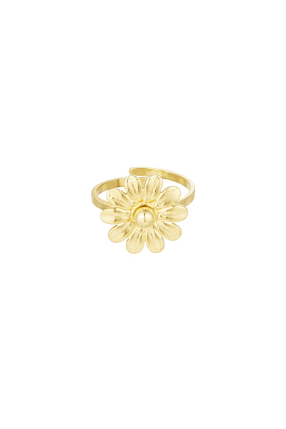 Close-up of a gold adjustable ring with a detailed daisy flower on white background