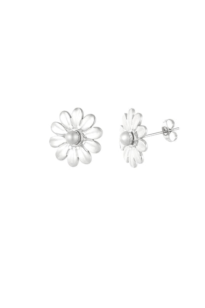 Silver daisy flower stud earrings with smooth rounded petals on white background