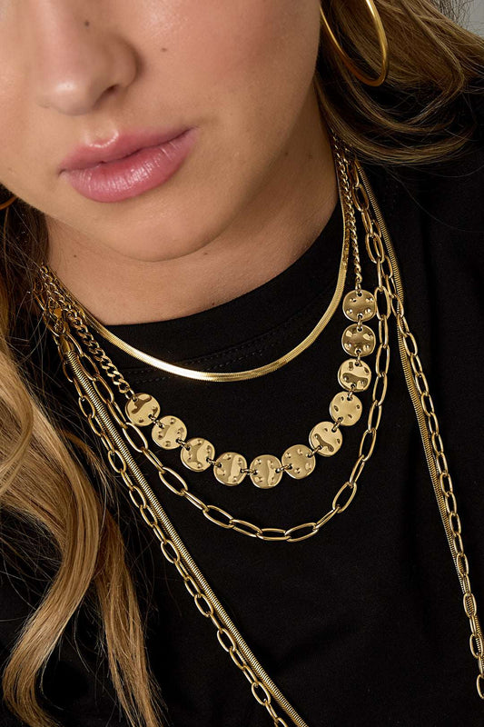 Layered alternating necklaces