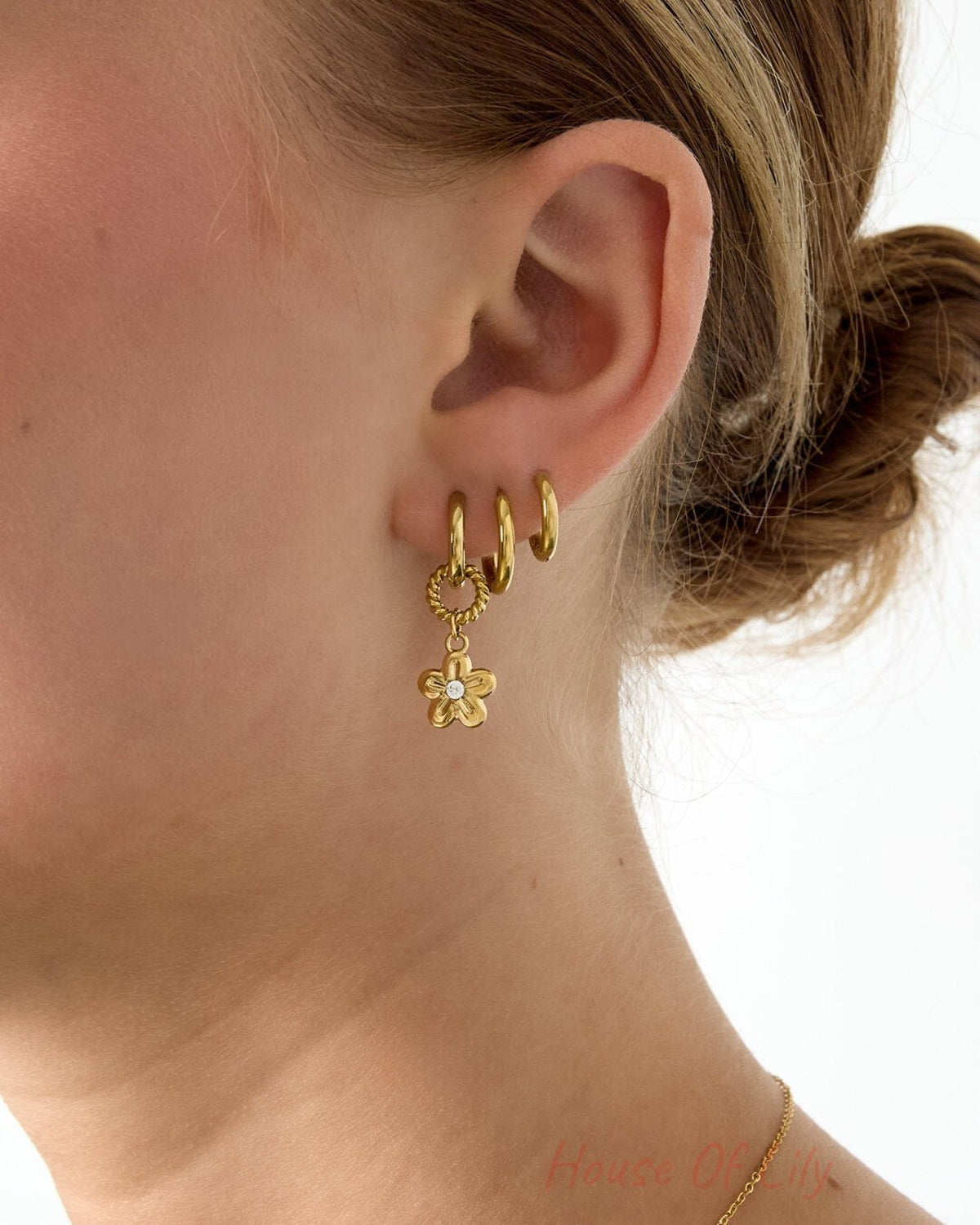 Earrings with a dangling daisy