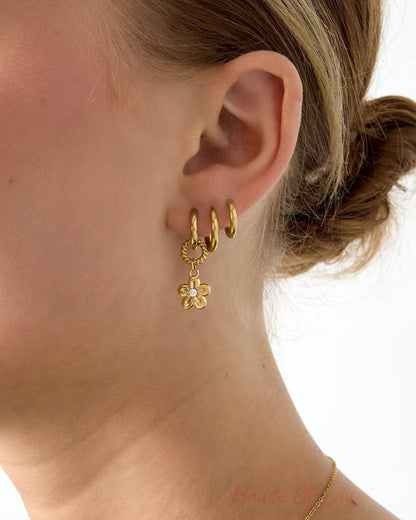 Earrings with a dangling daisy