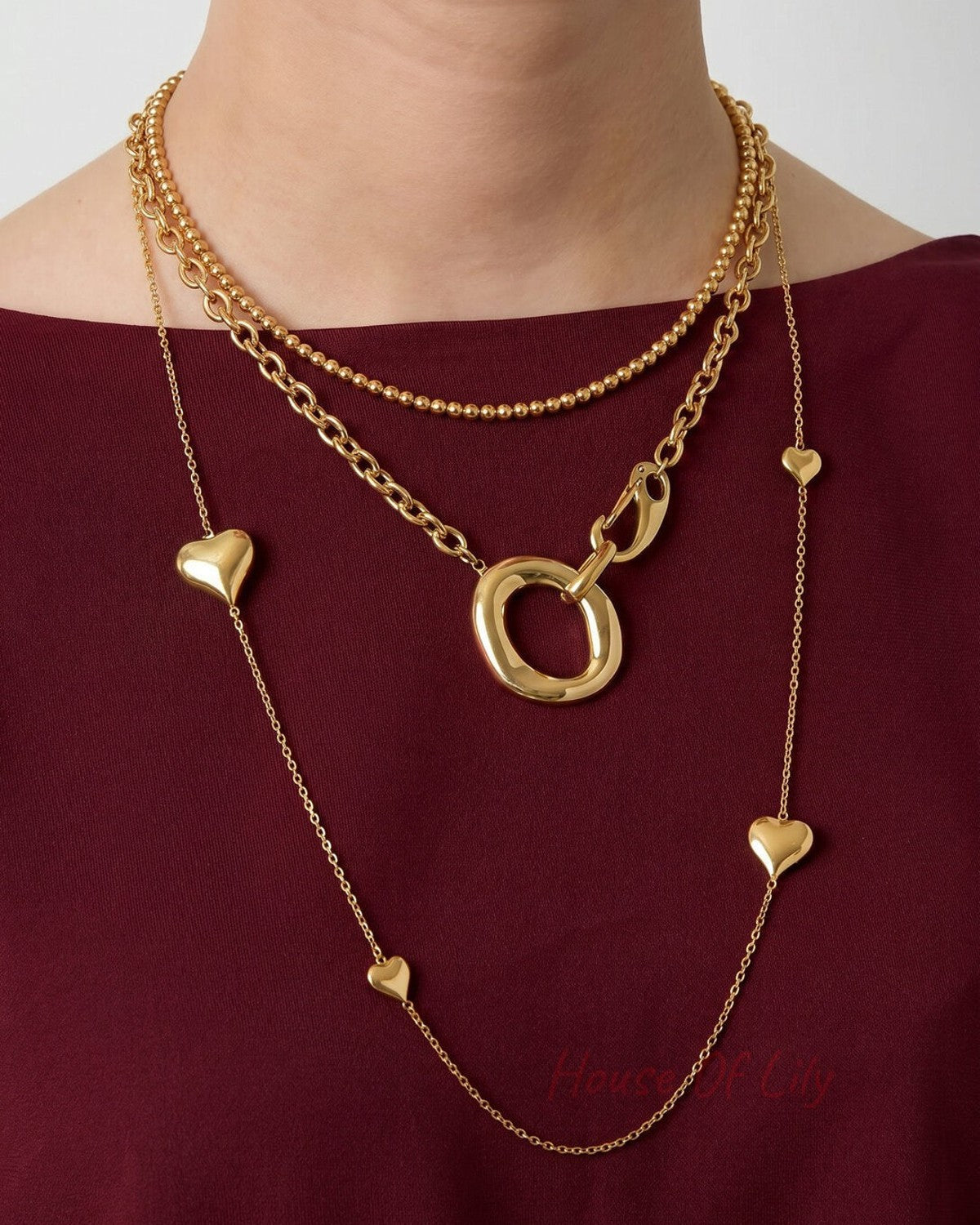 Chain with organic and oval-shaped front clasp