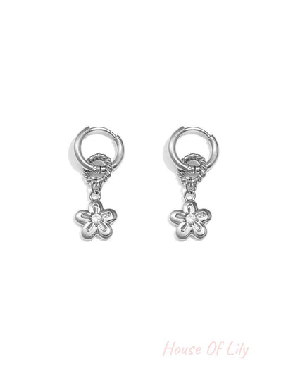 Earrings with a dangling daisy