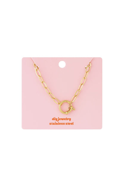 Polished Link Era gold stainless steel oval chain necklace with a circular toggle clasp on a pink display card.
