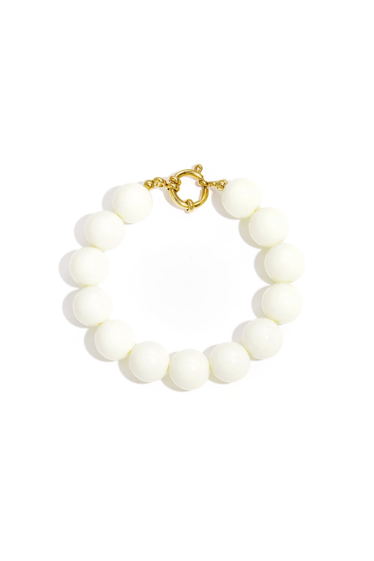 White chunky beaded bracelet with shiny resin beads and gold front clasp