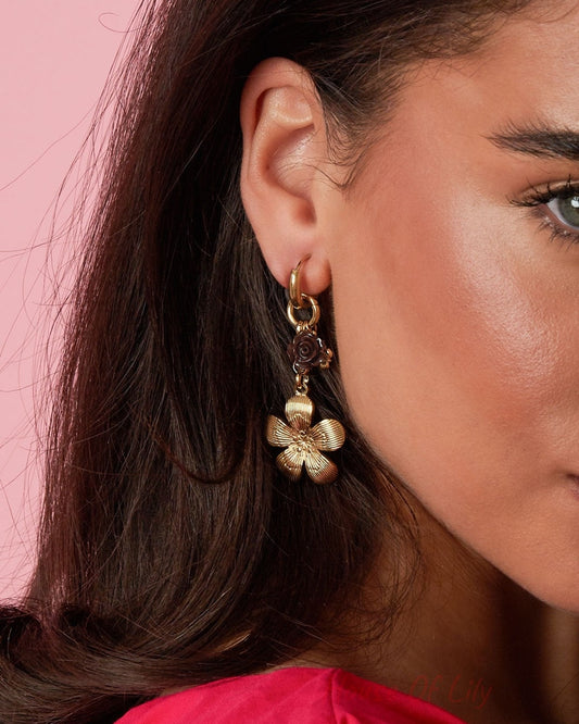Earrings with flower pendants in various sizes