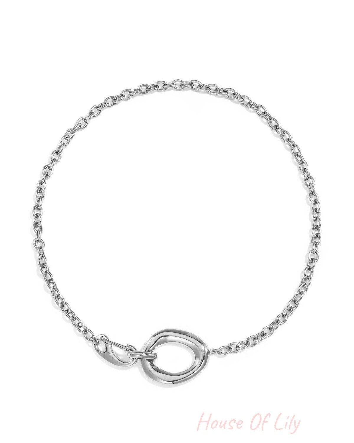 Chain with organic and oval-shaped front clasp