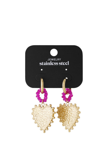 Gold stainless steel hoop earrings featuring textured heart charms dangling from vibrant fuchsia beaded links.