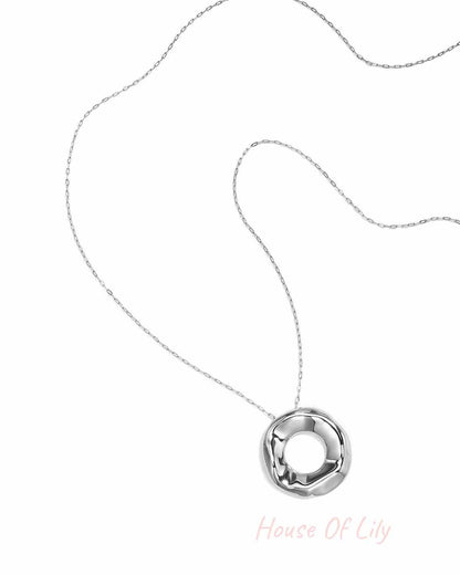 Elegant Long Necklace in Silver and Gold for All Occasions